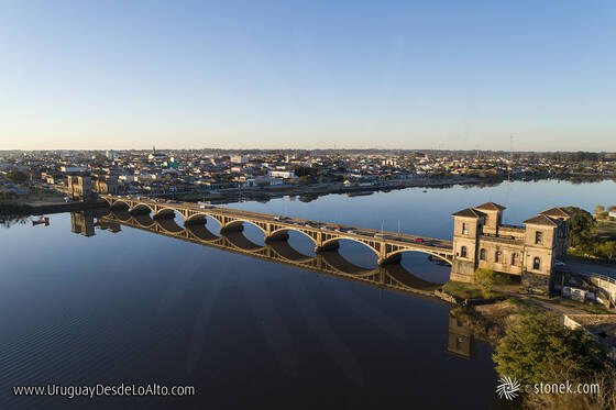 Foto aérea del puente Barón de Mauá que une las ciudades de Río Branco y Jaguarão sobre el río Yaguarón