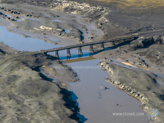 Puente que quedó al descubierto por la sequía del río Santa Lucía en 2023 en Paso Severino