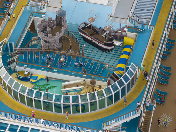 Área acuática infantil en la cubierta del buque Costa Favolosa
