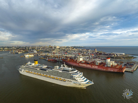 Crucero Costa Favolosa saliendo del puerto de Montevideo y zarpando a Buenos Aires