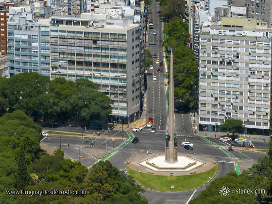 Vista aérea del Obelisco a los Constituyentes de 1830 y la avenida 18 de Julio
