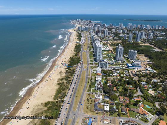 Vista aérea de la rambla Lorenzo Batlle Pacheco hacia la Península desde la parada 12 de playa Brava