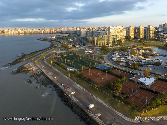 Vista aérea de las canchas de tenis y fútbol del Yacht Club al amancer