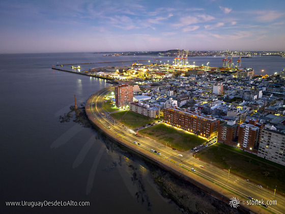 Vista aérea de la rambla Francia, edificios de la calle Reconquista, terminal portuaria y el Cerro al amanecer